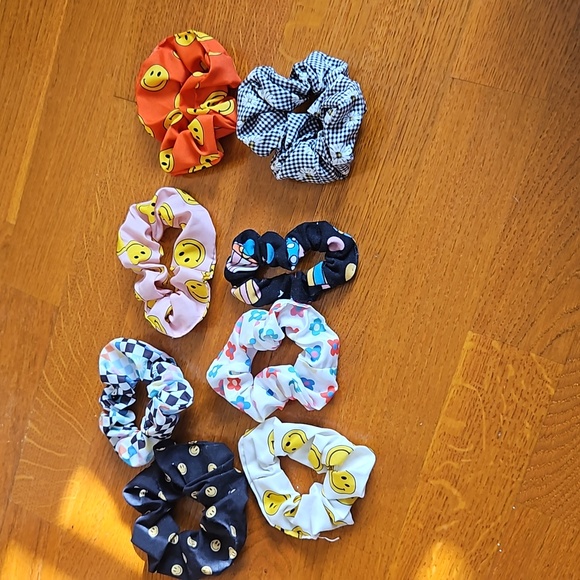 30 scrunchies, different designs, colours and textures. - Picture 4 of 5
